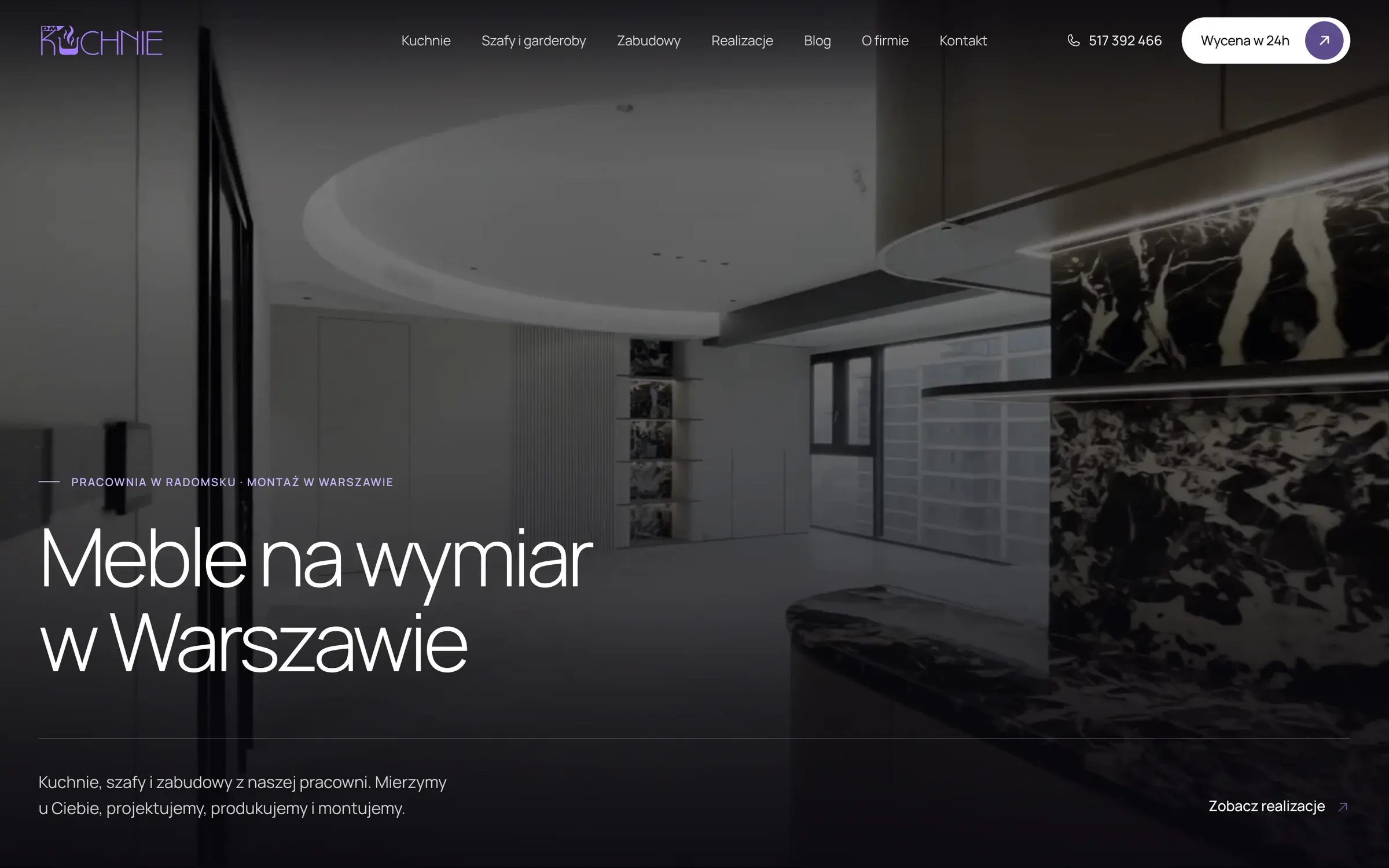 Strona główna DMKUCHNIE na komputerze: ciemny pierwszy ekran z wnętrzem, nagłówek „Meble na wymiar w Warszawie” i przycisk „Wycena w 24h” w nagłówku.