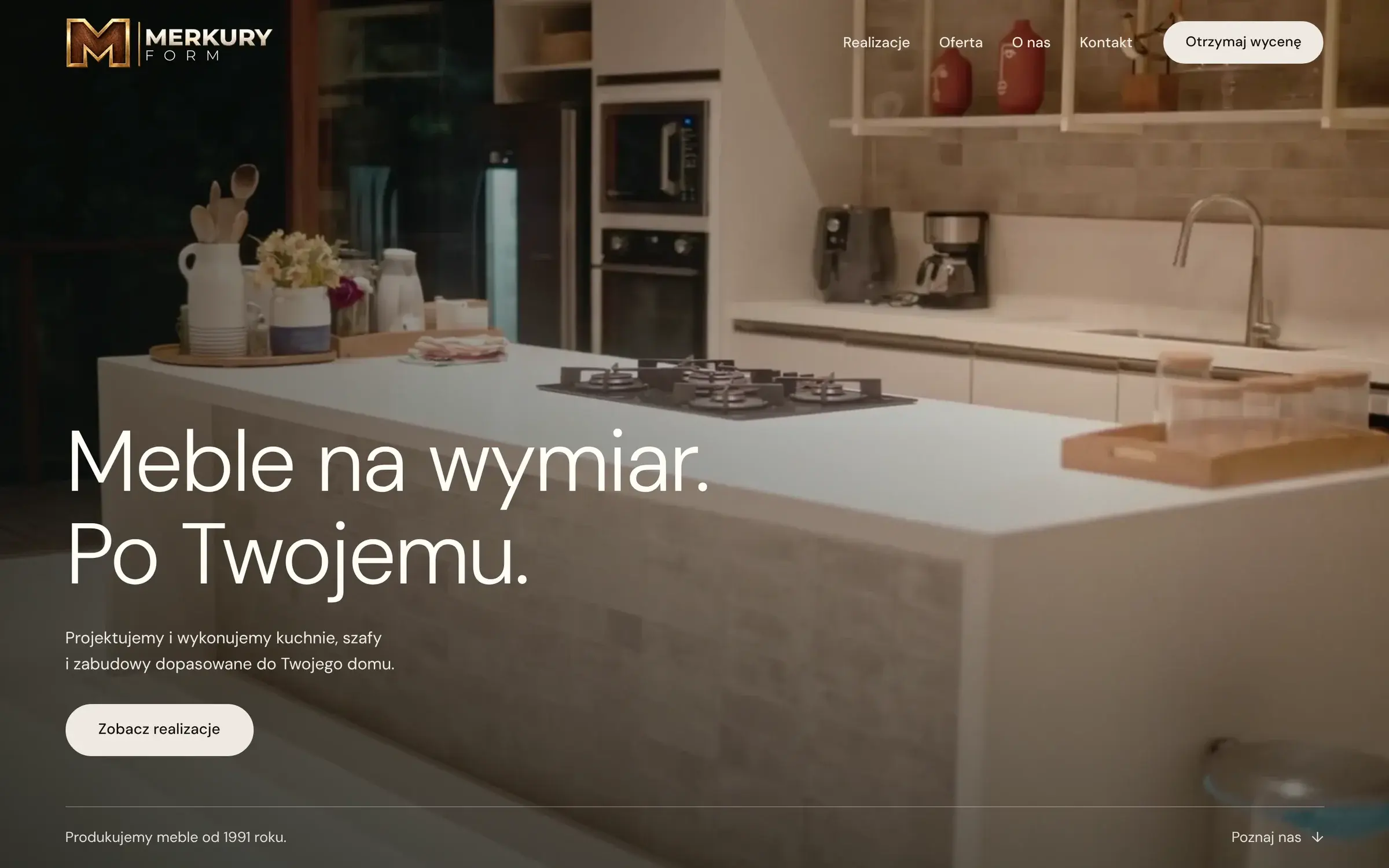 Strona główna Merkury Form na komputerze: kadr kuchni w tle, nagłówek „Meble na wymiar. Po Twojemu.” i przycisk „Zobacz realizacje”.