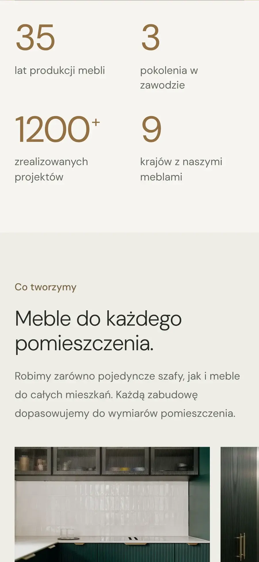 Liczby Merkury Form w siatce dwa na dwa i początek sekcji „Meble do każdego pomieszczenia.” na telefonie.