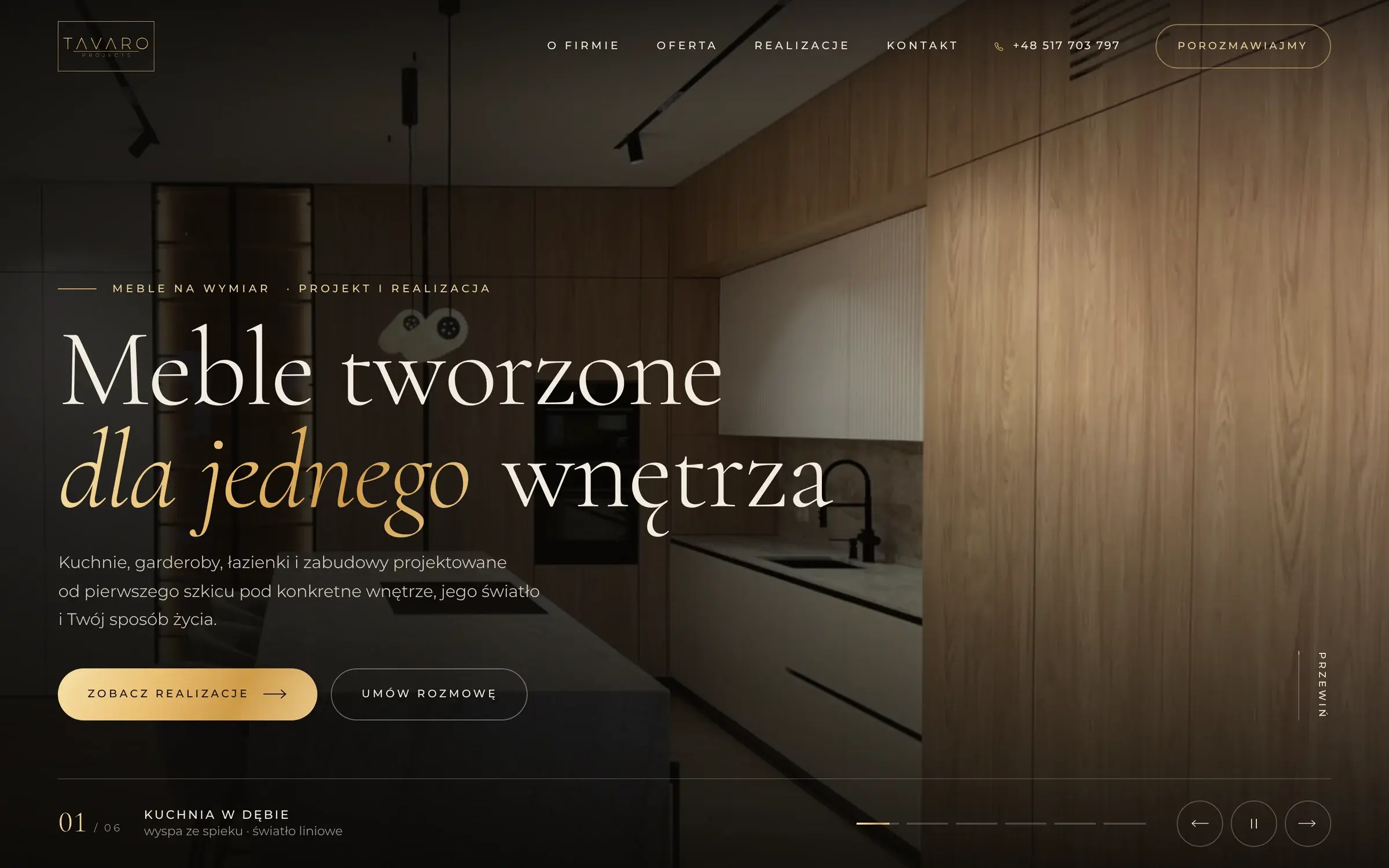 Strona Tavaro Projects na komputerze: zdjęcie kuchni w dębie, nagłówek „Meble tworzone dla jednego wnętrza”, złoty przycisk „Zobacz realizacje” i pasek pokazu realizacji.