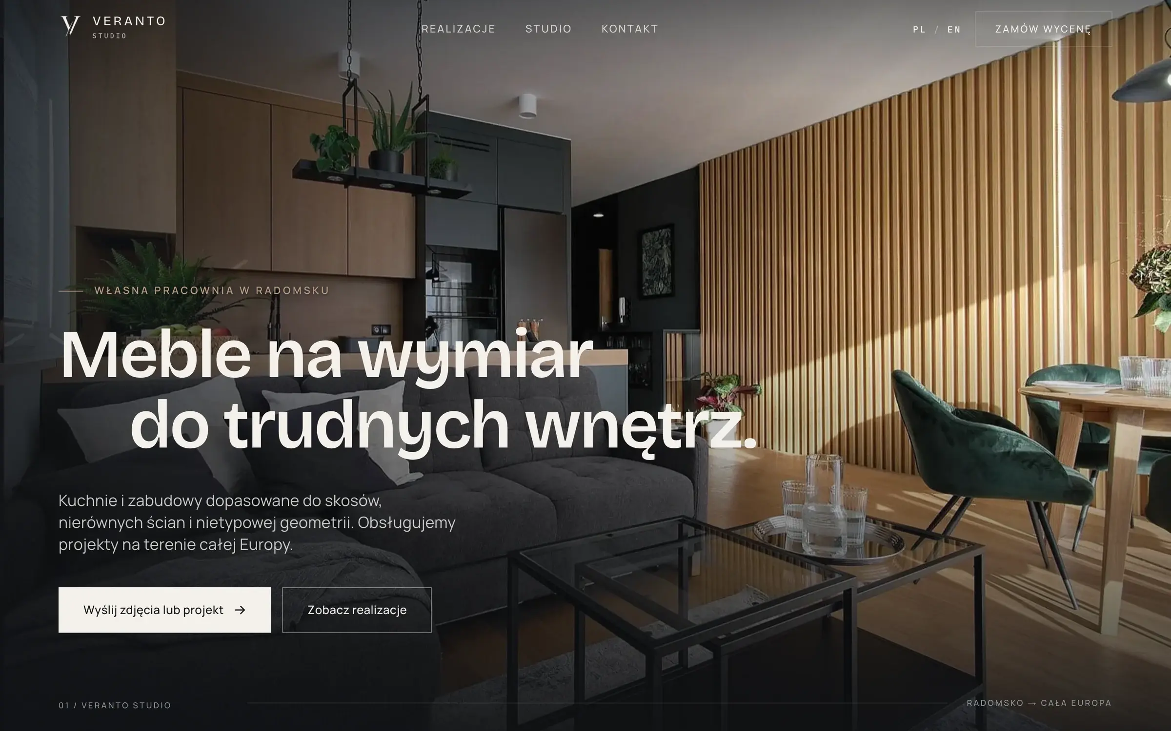 Strona główna VerantoStudio na komputerze: fotografia salonu z drewnianą lamelą i nagłówek „Meble na wymiar do trudnych wnętrz.”
